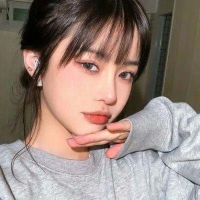 与一位女士合影